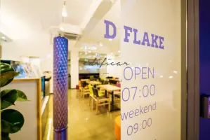 D-FLACK 카페 입구, 바이올렛 레터링 유리문 디자인